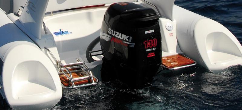 Ces jolies plate-formes arrière en teck et inox sont en option, ainsi que l’échelle de bain.
