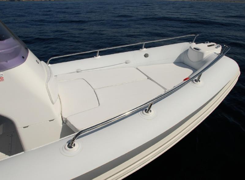 En configuration solarium, le cockpit avant offre une généreuse surface de farniente.
