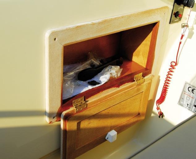 Bien vu, l’équipet avec serrure sous le volant, pour ranger les téléphones, portefeuilles ou lunettes.
