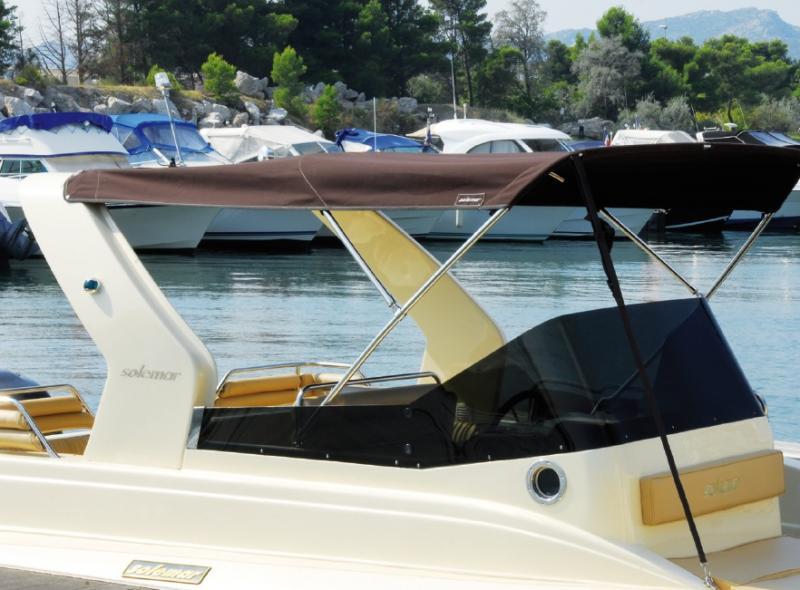 Le taud de soleil, robuste et facile à mettre en place, peut-être conservé en navigation.
