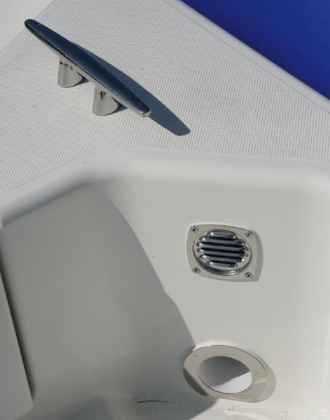 Les nables de vidange du cockpit et les taquets de poupe sont généreusement dimensionnés.
