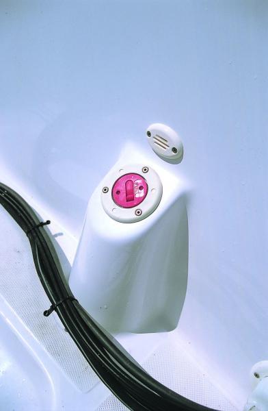 Bonne idée: l’orifice de remplissage d‘essence  placé dans la «baignoire» arrière. Cela  évite tout  risque de débordement dans le cockpit.