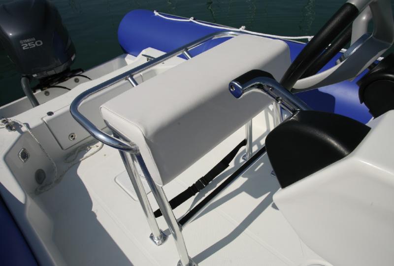 Le leaning-post biplace garantit une bonne position de conduite et laisse de larges passages de circulation.
