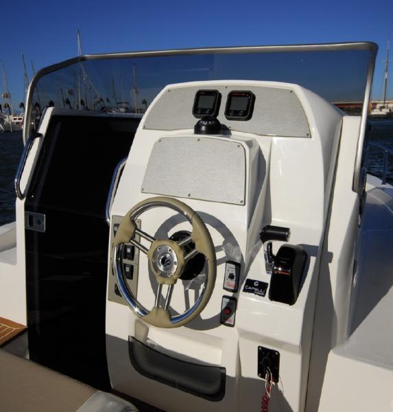 Bien conçue, la console de pilotage présente une large surface pour les écrans de navigation.
