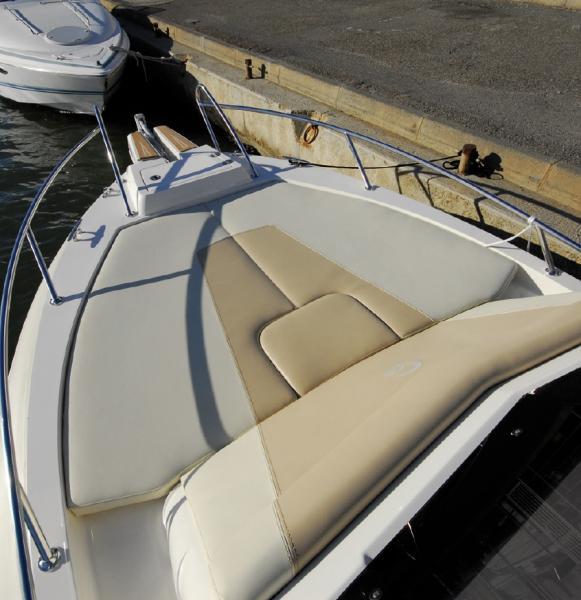 Le large dossier en appui sur la console accroît le confort du bain de soleil.
