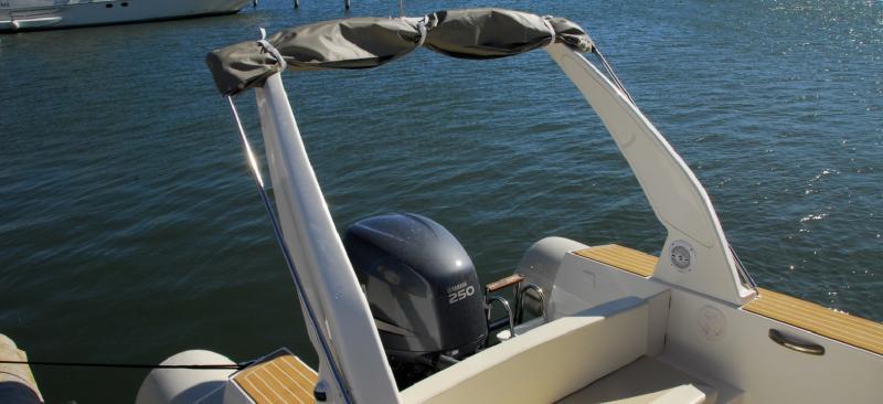 Le taud de soleil se replie sur le roll-bar. Simple et pratique, à défaut d’être élégant
