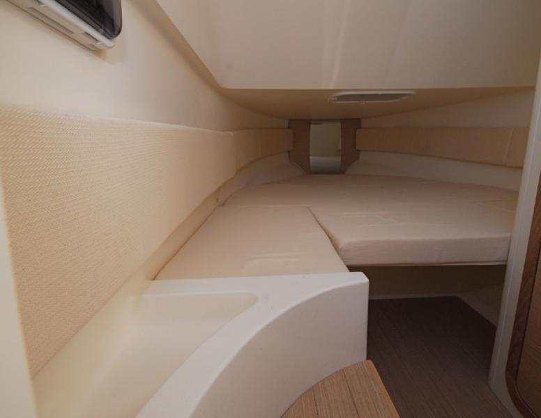 Une cabine très spacieuse et bien adaptée à la croisière, où manquent juste quelques équipets.
