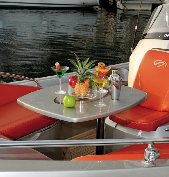 La table amovible transforme le cockpit avant en coin repas pour quatre à cinq convives.
