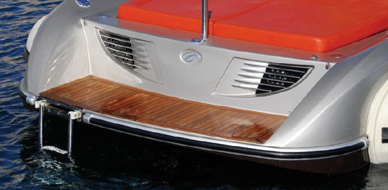 Avantage du moteur in-board : la poupe offre une superbe plage de bain en teck de 3 mètres de large.
