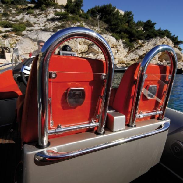 Mouillage bien installé, avec guindeau et ancre inox en standard,  mais attention au pont avant glissant !
