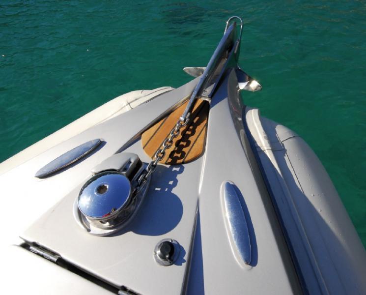 Le poste de pilotage offre une excellente ergonomie, mais on regrette l’absence d’un arceau inox de pare-brise (en option).
