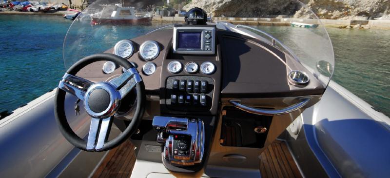 Le poste de pilotage offre une excellente ergonomie. Dommage que l’arceau inox de pare-brise soit en option.
