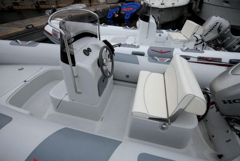 Le décalage sur tribord de la console et de la banquette de pilotage facilite les déplacements d’un bout à l’autre du cockpit.
