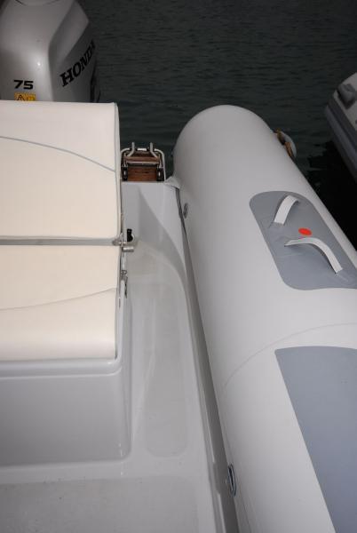 Très pratique, ce passage arrière, de plain-pied vers l’échelle de bain et le cockpit de pêche.
