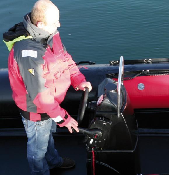 La position de pilotage (exclusivement debout en l'absence de siège) est satisfaisante. Par contre, un pare-brise serait le  bienvenu...
