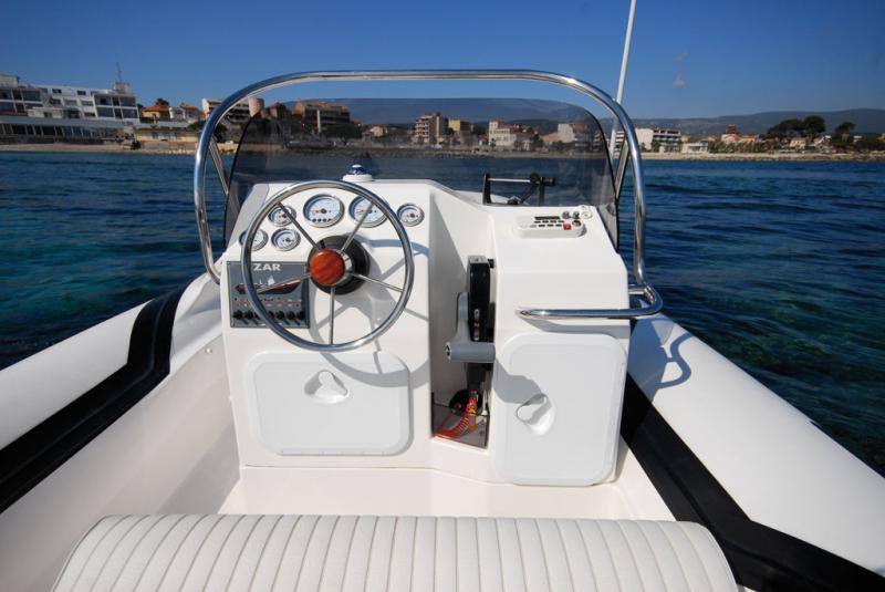 La console large et dotée d’un bon pare-brise protège bien le pilote et le co-pilote. Notez aussi la main courante devant le copilote.
