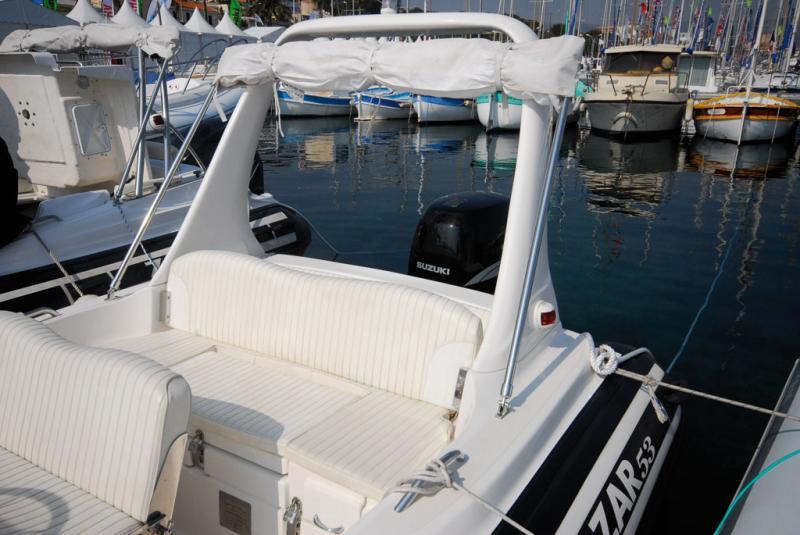 La banquette arrière offre trois places tout confort, voire quatre en se serrant. L’arceau polyester avec feux de navigation et le bimini repliable sont en option.
