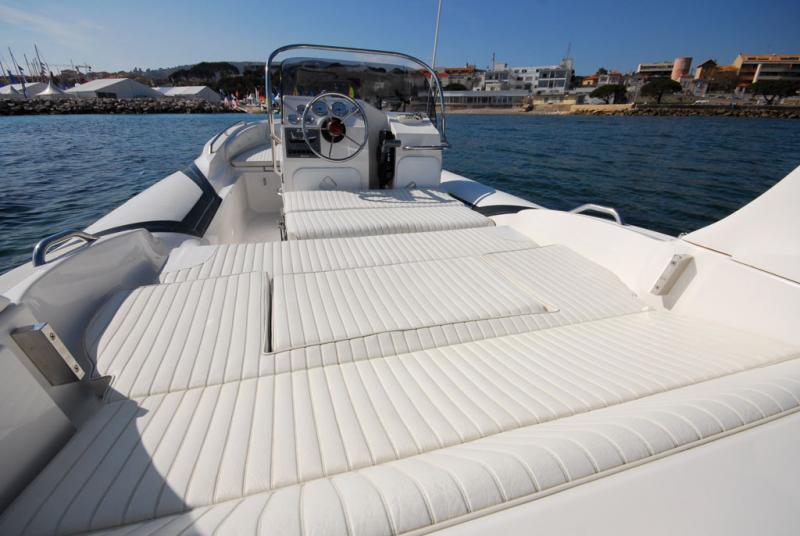 La banquette arrière, astucieusement conçue, se déploie en un tournemain pour offrir un super bain de soleil.
