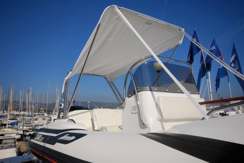Ce bimini optionnel  couvre toute l'arrière du bateau jusqu’au niveau de la console.
