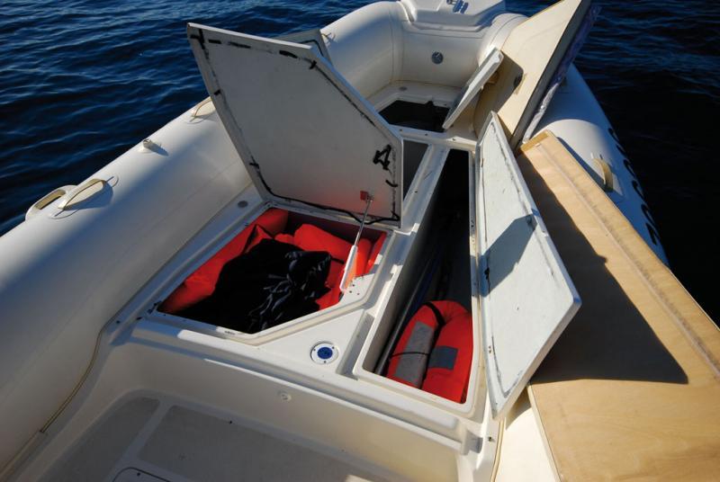 Bien, les trois grands coffres logés sous le pont avant, dont un pour skis ou cannes à pêche, long de 1,80 m. 
