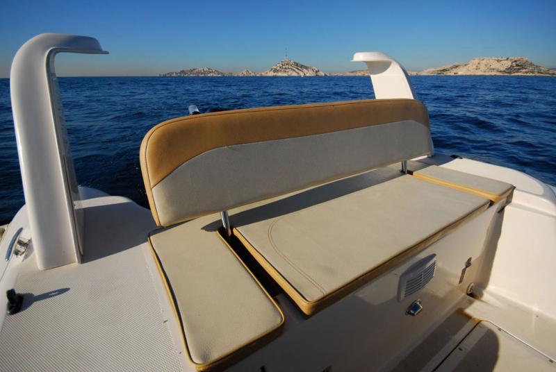 Bien, la banquette de pilotage convertible en solarium grâce au dossier qui bascule vers l’avant. Dommage qu’il n’y ait aucun verrouillage en position « dossier »
