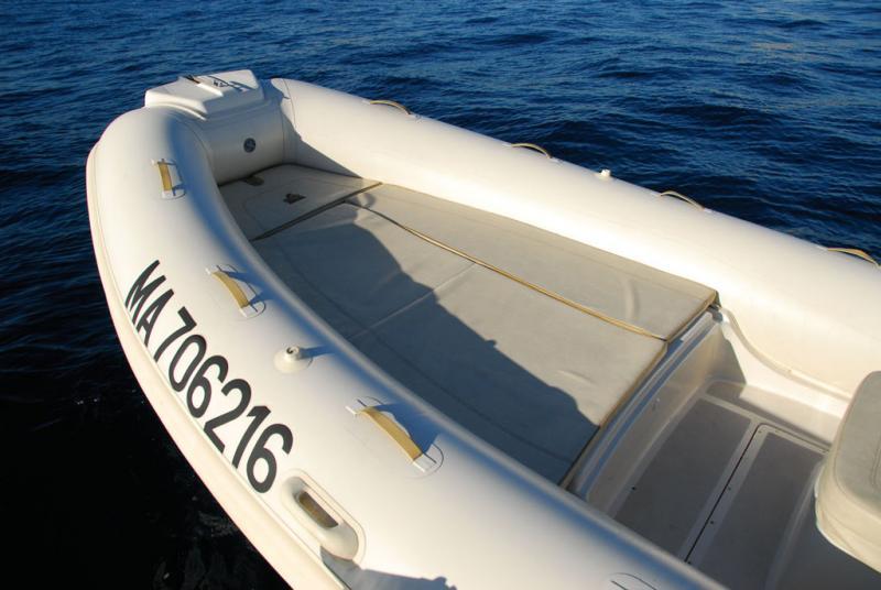 Les selleries sont soignées, à l’exemple du coussin de console avec rabat assurant un bon maintien en navigation.