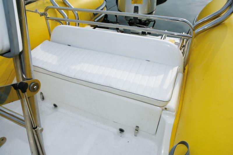 La banquette arrière peut asseoir jusqu'à trois personnes, en se serrant bien. Les fermoirs de la cale, située sous l'assise, peuvent recevoir des cadenas.
