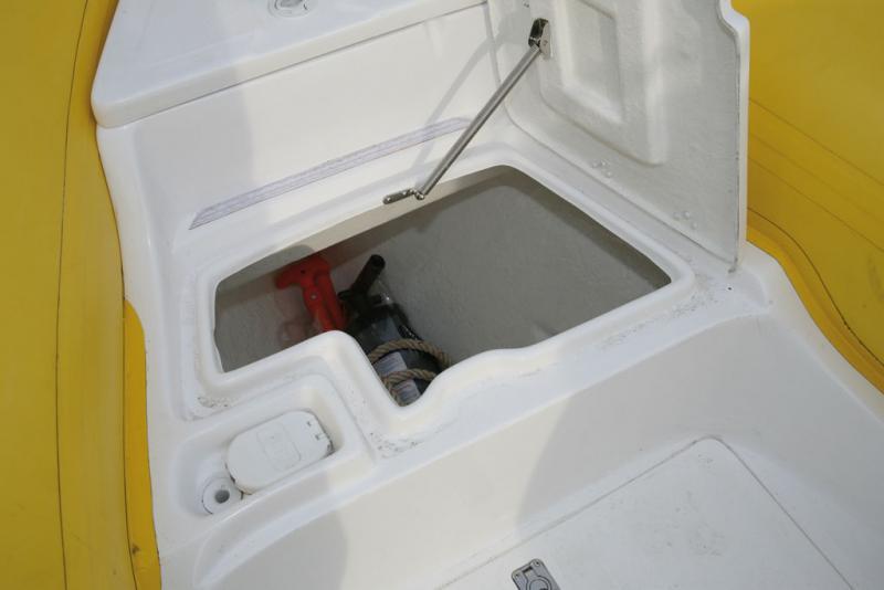 Le coffre à mouillage intègre le nable de remplissage du réservoir d'essence. Notez le petit bac autovideur pour éviter les débordements dans le cockpit.

