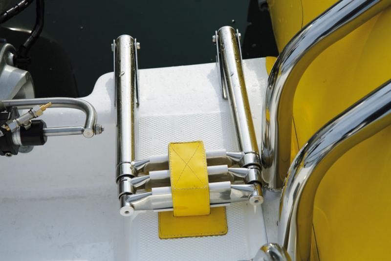 Un Velcro assure le maintien de l'échelle à sa place en navigation. Bien vu.
