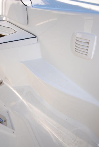 Bien vu les marchepieds dans les angles arrière du cokpit pour faciliter l’accès aux plats-bords et à la plage de bain.

