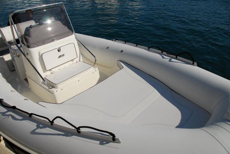 Le bain de soleil avant standard, déjà grand, atteint 2,40 m avec le kit d’extension optionnel.
