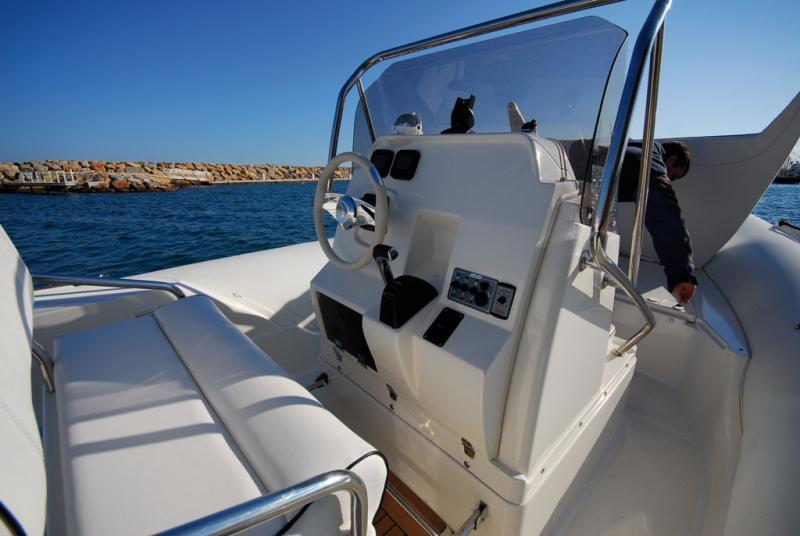 Très confortable en mode grand tourisme, le poste de pilotage pâtit des protubérances sous le volant en pilotage sportif.
