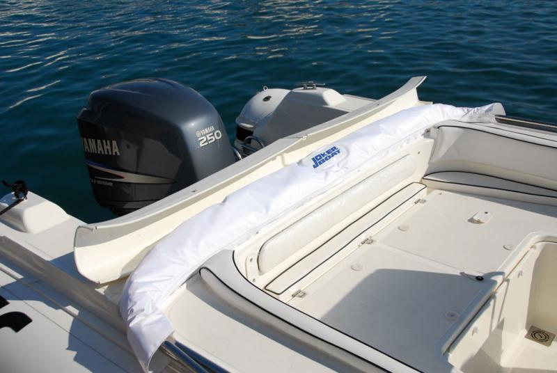 Pratique et élégant, le rangement du bimini intégré au dossier de la banquette arrière.

