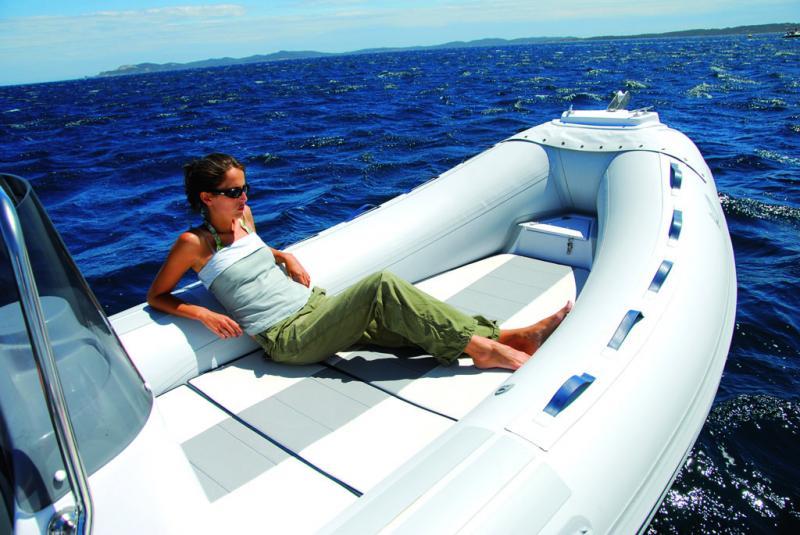 Avec l’allonge en place, le S-490 dipose d’un solarium très spacieux pour un bateau de moins de 5 m.