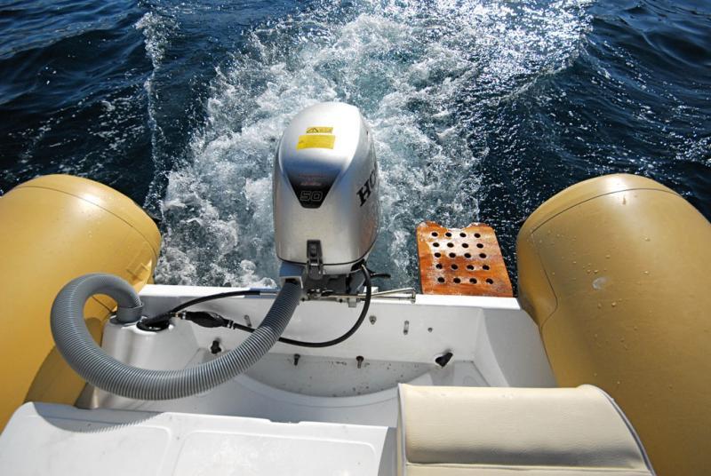 Bien, l’échelle de bain avec plate-forme en teck. Moins bien, le cockpit pas auto-videur et la présence permanente d’eau dans le puisard.
