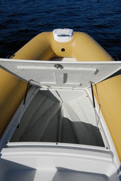 Le grand coffre avant à large ouverture se prolonge vars l’arrière sous le plancher pour ranger skis ou cannes à pêche.
