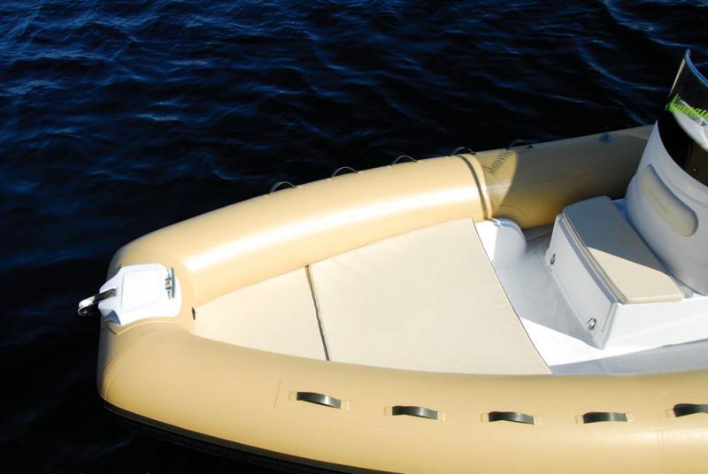 Un cockpit avant spacieux et fort bien conçu, convertible à volonté en coin repas ou en vaste solarium.
