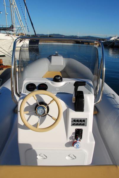 Sobre et bien conçue, la console de pilotage réserve assez d’espace pour installer un GPS-sondeur.
