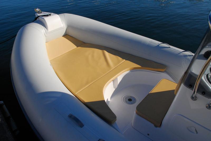 Un cockpit avant bien organisé, avec possibilité d’extension du bain de soleil et table en option.
