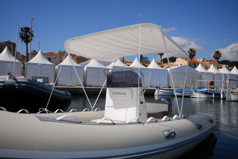 Le bimini optionnel procure une ombre rafraîchissante au mouillage, mais il est placé trop  en arrière.
