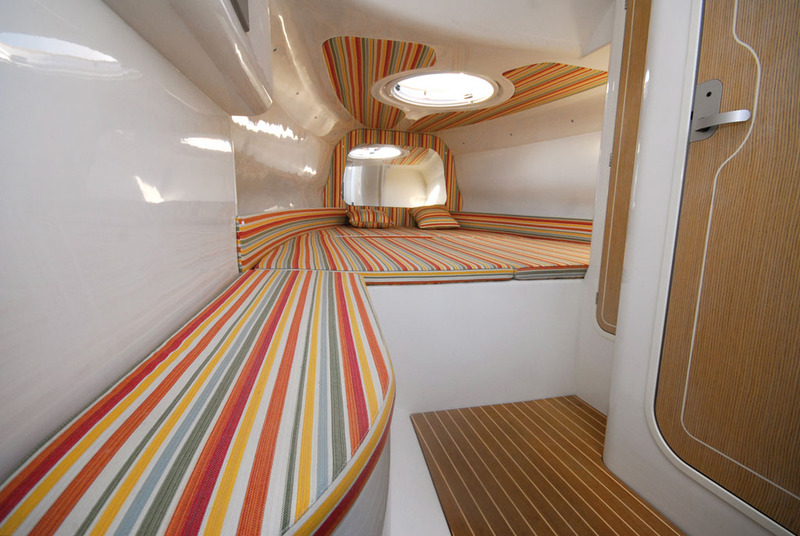 Entrée spacieuse et lit « king-size » dans la cabine principale qui manque de quelques placards.
