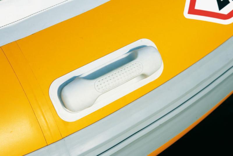 Les poignées, qui viennent d’Italie, sont de belle facture et font office de taquets.