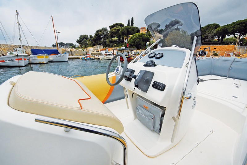 Console et leaning-post bien dessinés assurent un pilotage confortable. Notez le sac de voyage bien abrité dans son emplacement sous la console.
