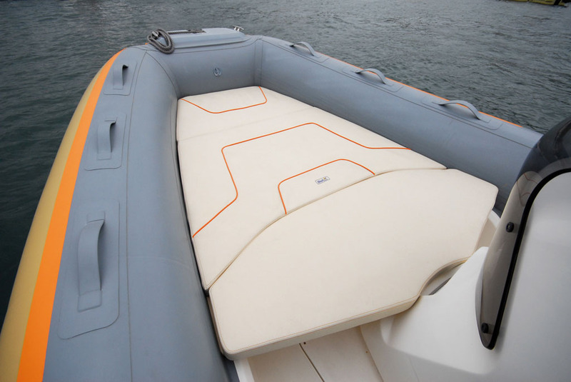 Le vaste bain de soleil de proue bénéficie en standard d'une extension jusqu'à la console.
