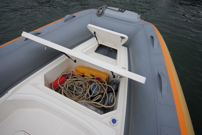 Le capot du grand coffre avant dissimule le remplissage du réservoir d'eau, et le puits à chaîne comporte un plateau pour installer le guindeau électrique (non monté sur le bateau d'essai).
