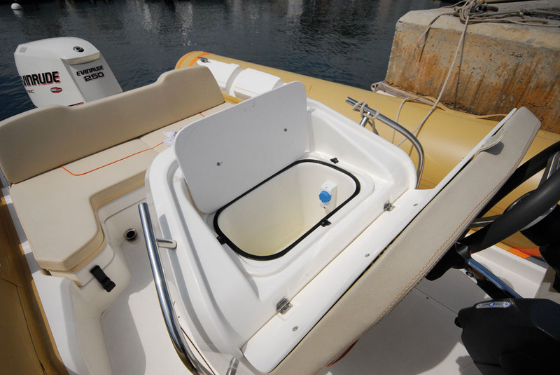 Aisément accessible sous l'assise de pilotage, une grande glacière..ou un réfrigérateur (en option).
