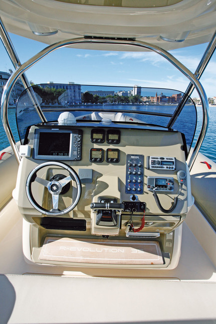 Le tableau de bord est un modèle du genre : volant vertical, accélérateurs au centre (pilotage à deux), compas dans l'axe du pilote, instruments facilement lisibles et intégrables…