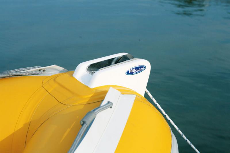 Le petit socle en polyester situé sur la pointe avant du bateau est armé d’un petit davier inox à rouleau.