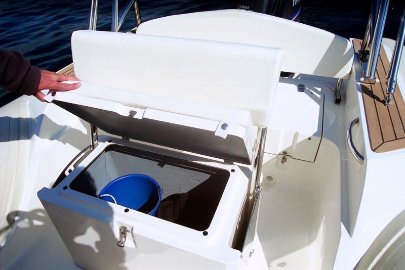 Sous la banquette de pilotage, un coffre sec où ranger les effets personnels.