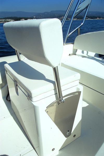 Bien vu, le dossier de la banquette de pilotage sur compas, avec position leaning-post.